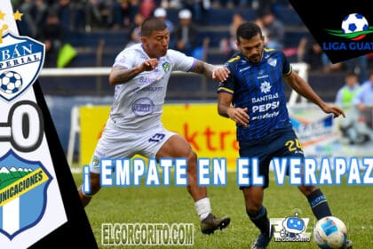 Resumen del Partido Cobán Imperial vs Comunicaciones Jugadores disputando el balón en el estadio José Ángel Rossi durante un emocionante empate sin goles.